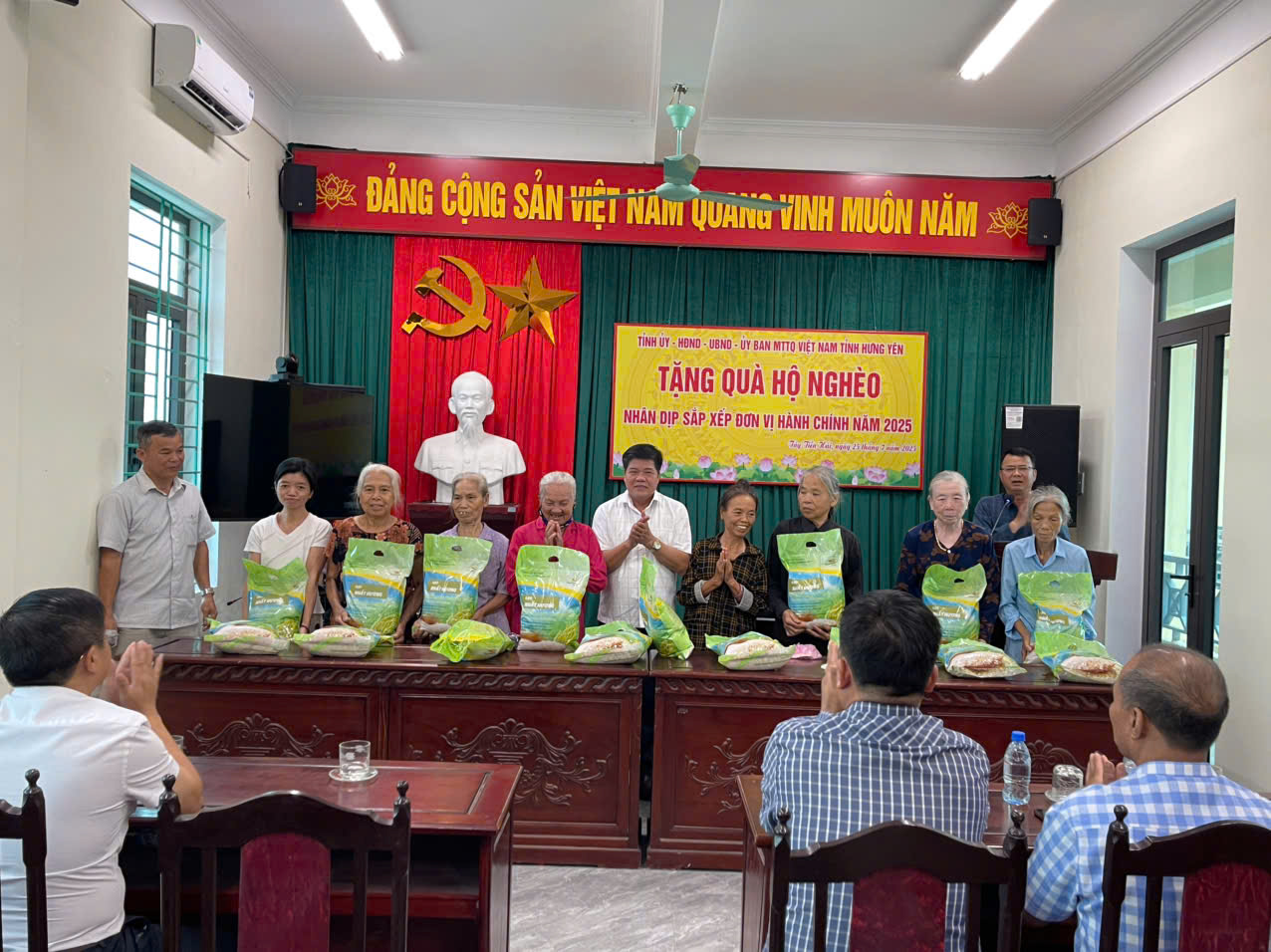 Ủy ban Mặt trận Tổ quốc xã Tây Tiền Hải trao quà của UB MTTQ  tỉnh Hưng Yên hỗ trợ hộ nghèo nhân dịp thành lập tỉnh mới
