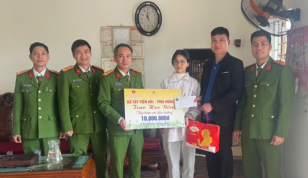 Công an xã Tây Tiền Hải trao quà Tết cho các hộ gia đình có hoàn cảnh khó khăn trên địa bàn