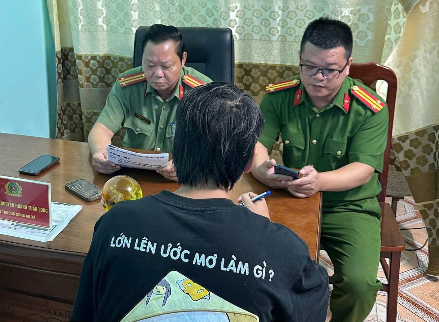 Ngày 23/08/2025, Công an xã Tây Tiền Hải, tỉnh Hưng Yên phát hiện, xử lý 01 công dân trên địa bàn sử dụng tài khoản Facebook cá nhân chia sẻ video có nội dung xấu, độc, thông tin sai sự thật trên mạng xã hội.