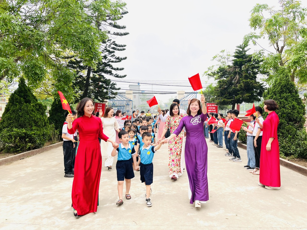 TRƯỜNG TH &THCS PHƯƠNG CÔNG CHÀO ĐÓN CÁC BÉ 5 TUỔI TRƯỜNG MẦM NON PHƯƠNG CÔNG ĐẾN THAM QUAN TRẢI NGHIỆM