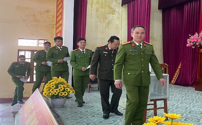 CÔNG AN XÃ TÂY TIỀN HẢI TỔ CHỨC QUYÊN GÓP ỦNG HỘ NGƯỜI NGHÈO, ĐỒNG BÀO CÁC TỈNH BỊ ẢNH HƯỞNG DO MƯA LŨ
