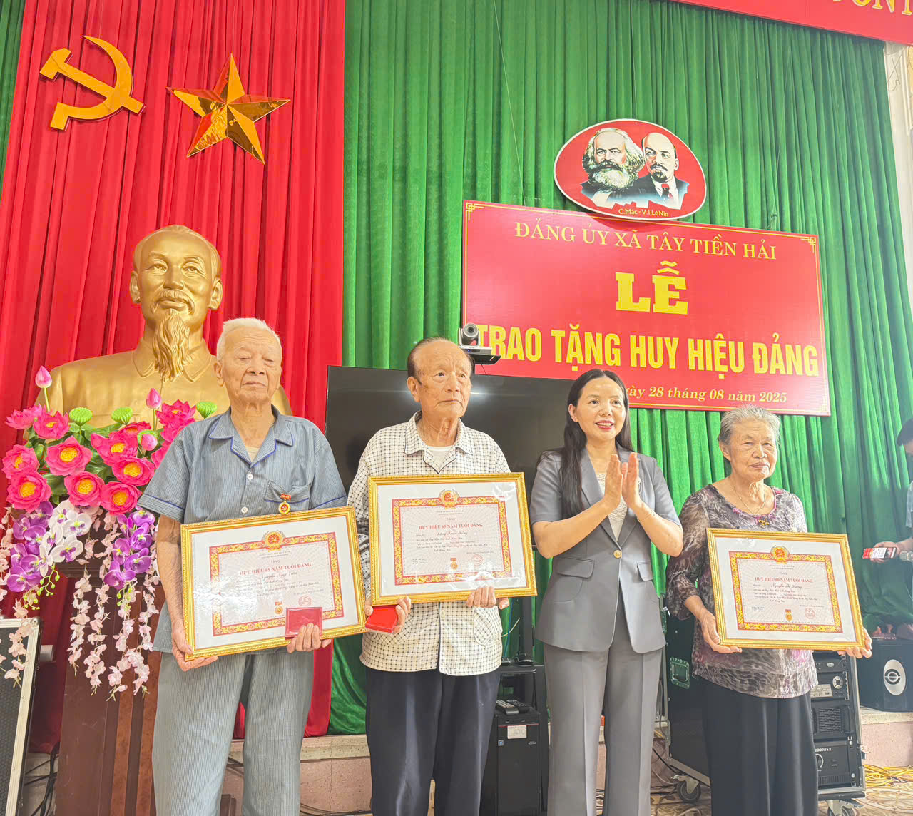 Đảng ủy xã Tây Tiền Hải tổ chức Lễ trao Huy hiệu Đảng đợt 02/9 và công bố Quyết định của Tỉnh ủy về công tác cán bộ xã Tây Tiền Hải