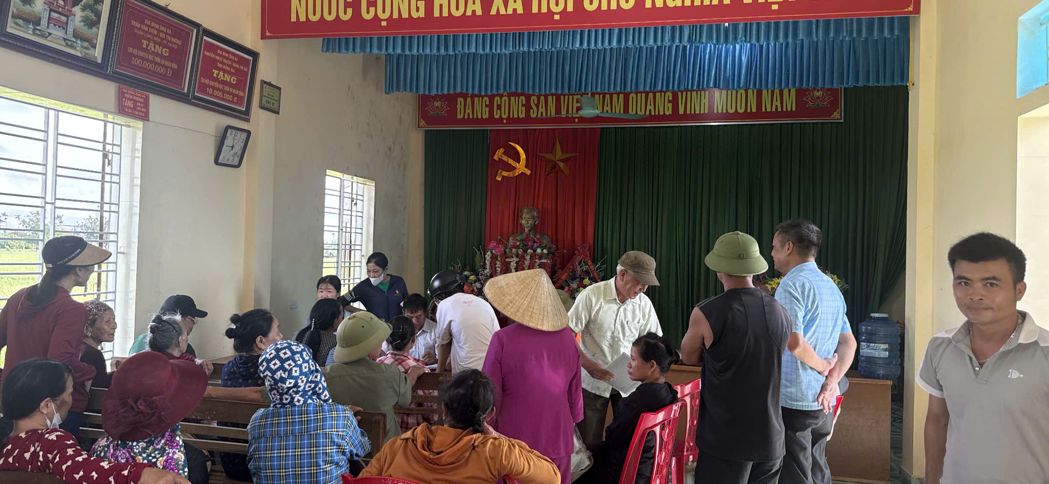 Nhân dân xã Tây Tiền Hải vui mừng, phấn khởi nhận quà nhân dịp kỷ niệm 80 năm Cách mạng tháng Tám và Quốc khánh 2/9
