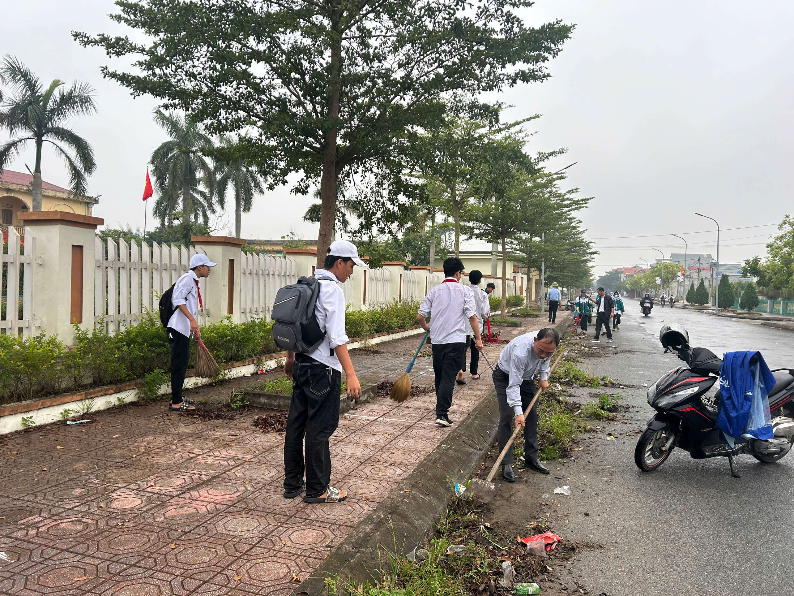 Xã Tây Tiền Hải tổ chức phong trào tổng vệ sinh môi trường trên địa bàn xã
