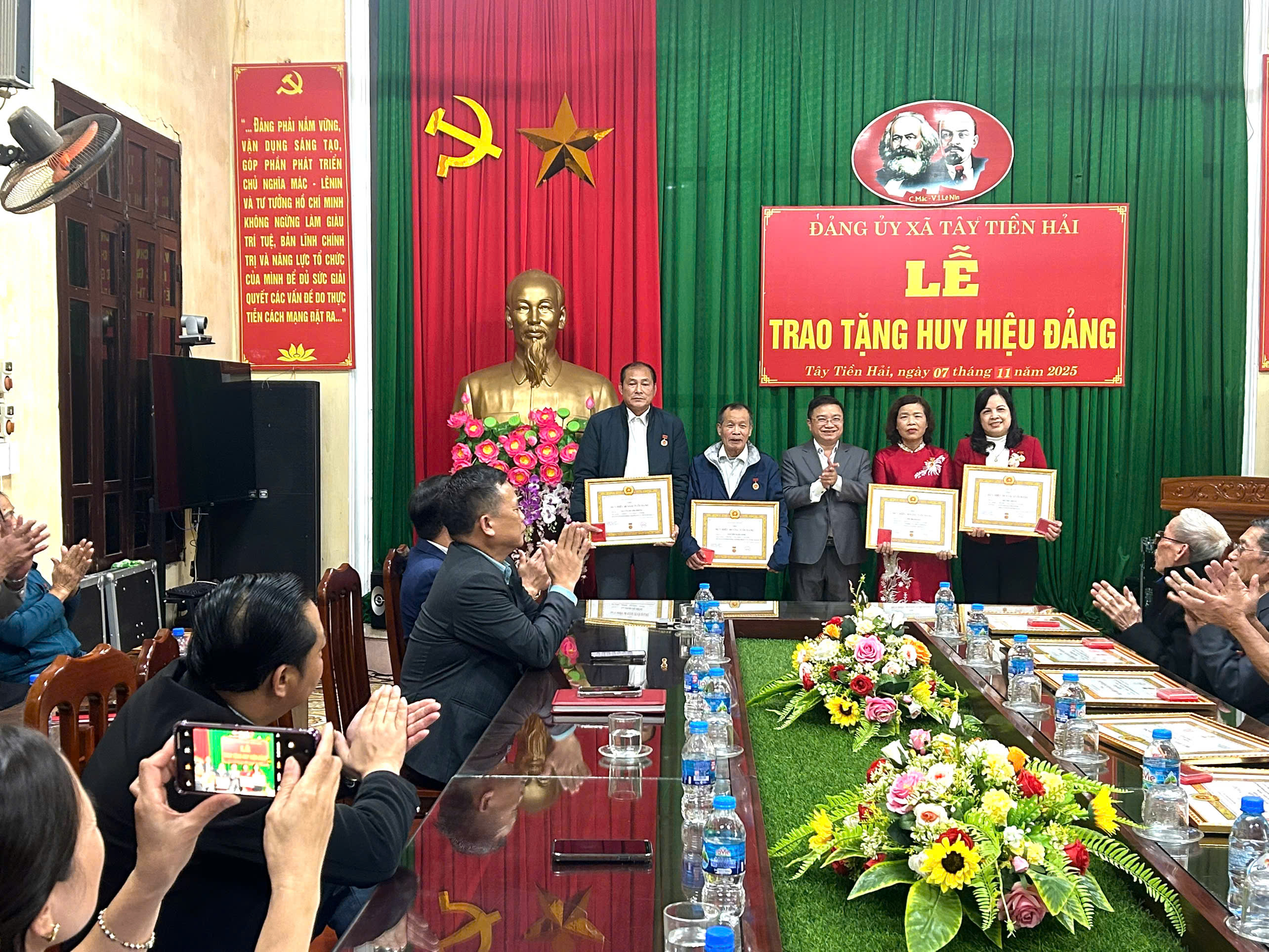Đảng uỷ xã Tây Tiền hải tổ chức Lễ trao tặng huy hiệu Đảng đợt 07/11/2025