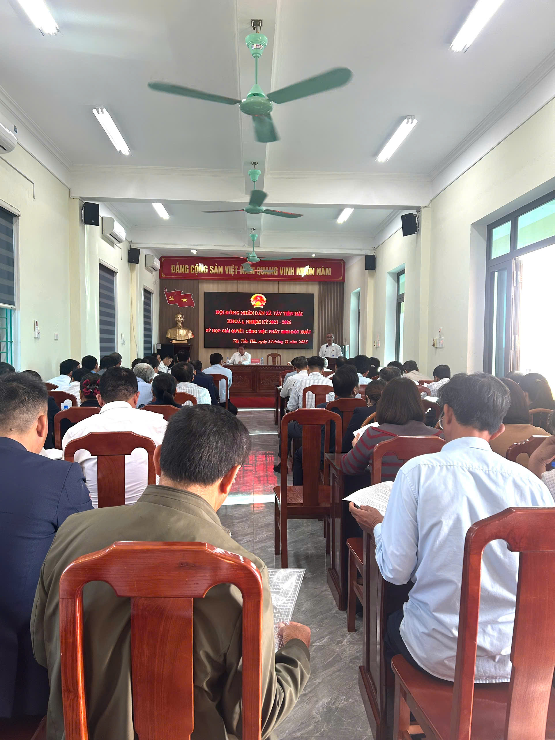 Kỳ họp Giải quyết các công việc phát sinh đột xuất,  Hội đồng nhân dân xã Tây Tiền Hải, khoá I  nhiệm kỳ 2021 - 2026