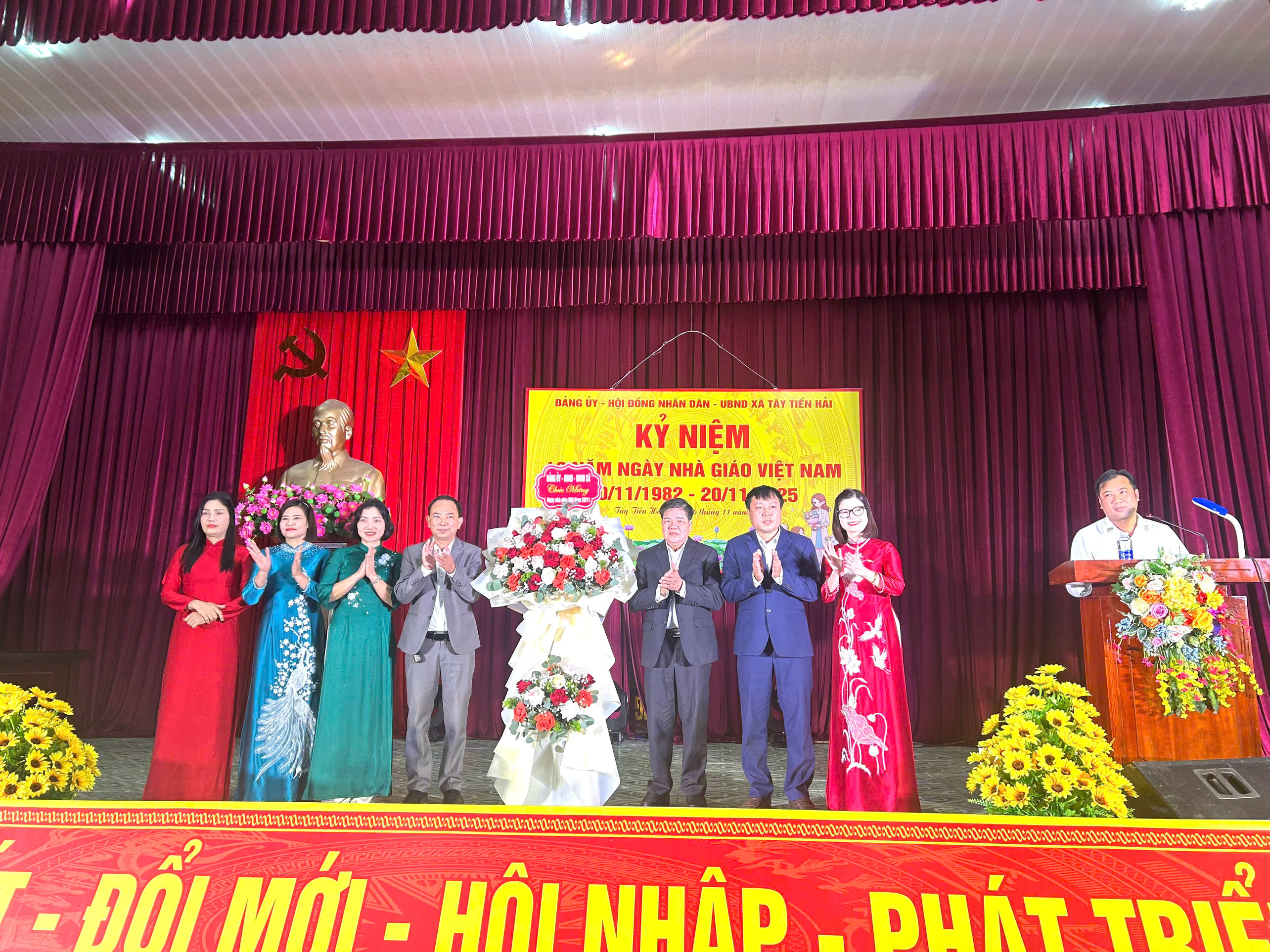 Sôi nổi các hoạt động chào mừng Kỷ niệm 43 năm ngày nhà giáo Việt Nam (20/11/1982 – 20/11/2025) xã Tây Tiền Hải