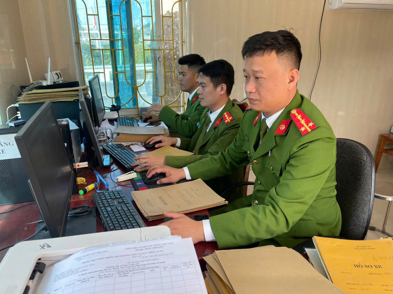 Công an xã Tây Tiền Hải triển khai cao điểm làm sạch dữ liệu, số hoá hồ sơ phương tiện giao thông