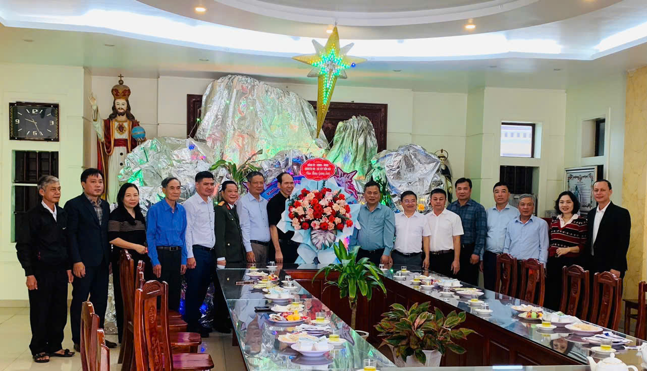 Lãnh đạo xã Tây Tiền Hải thăm, chúc mừng Lễ Giáng sinh các chức sắc, cơ sở Công giáo trên địa bàn xã