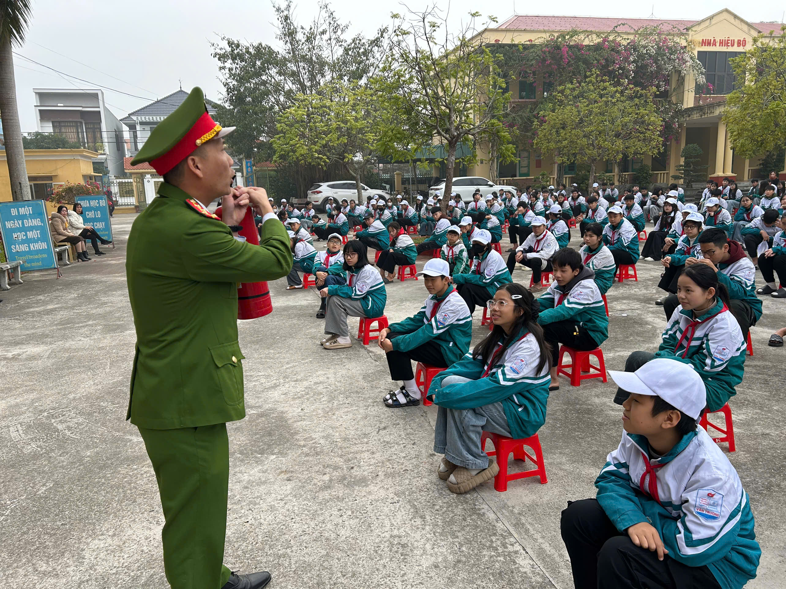 Công an tỉnh Hưng Yên tổ chức chương trình ngoại khóa “Giáo dục kỹ năng phòng cháy, chữa cháy và cứu nạn, cứu hộ cho học sinh” tại Trường Tiểu học và THCS Vân Trường