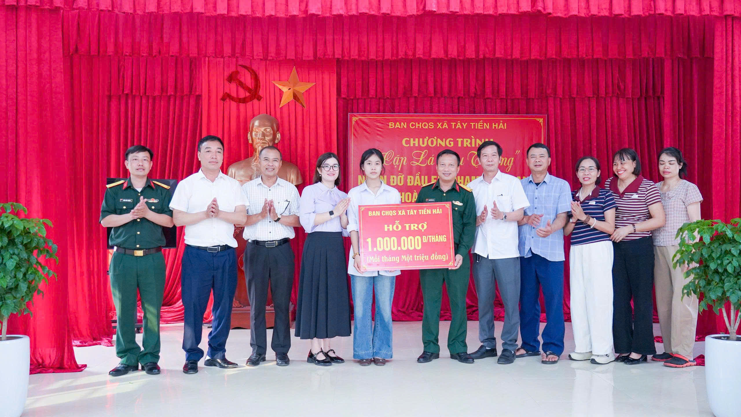 BAN CHỈ HUY QUÂN SỰ XÃ TÂY TIỀN HẢI THỰC HIỆN CHƯƠNG TRÌNH “CẶP LÁ YÊU THƯƠNG” ĐỠ ĐẦU HỌC SINH NGHÈO VƯỢT KHÓ TRÊN ĐỊA BÀN XÃ