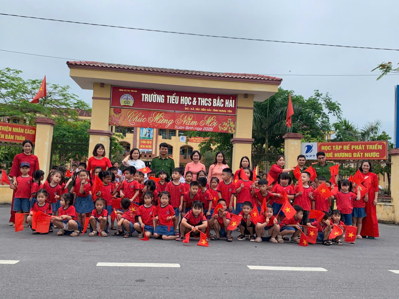 CÔNG AN XÃ TÂY TIỀN HẢI ĐẢM BẢO AN TOÀN GIAO THÔNG CHO TRẺ MẦM NON THAM QUAN TRẢI NGHIỆM