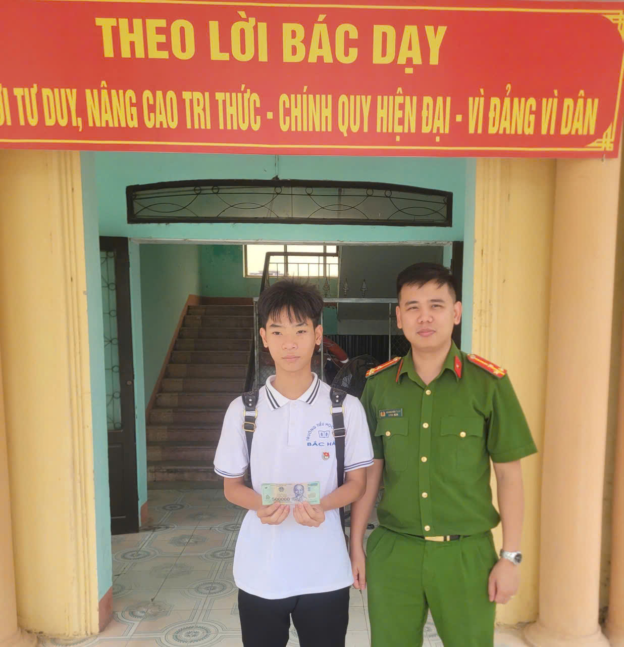 Gương người tốt, việc tốt: Học sinh nhặt được tiền giao nộp Công an xã Tây Tiền Hải để xác minh và trả lại cho người dân đánh rơi