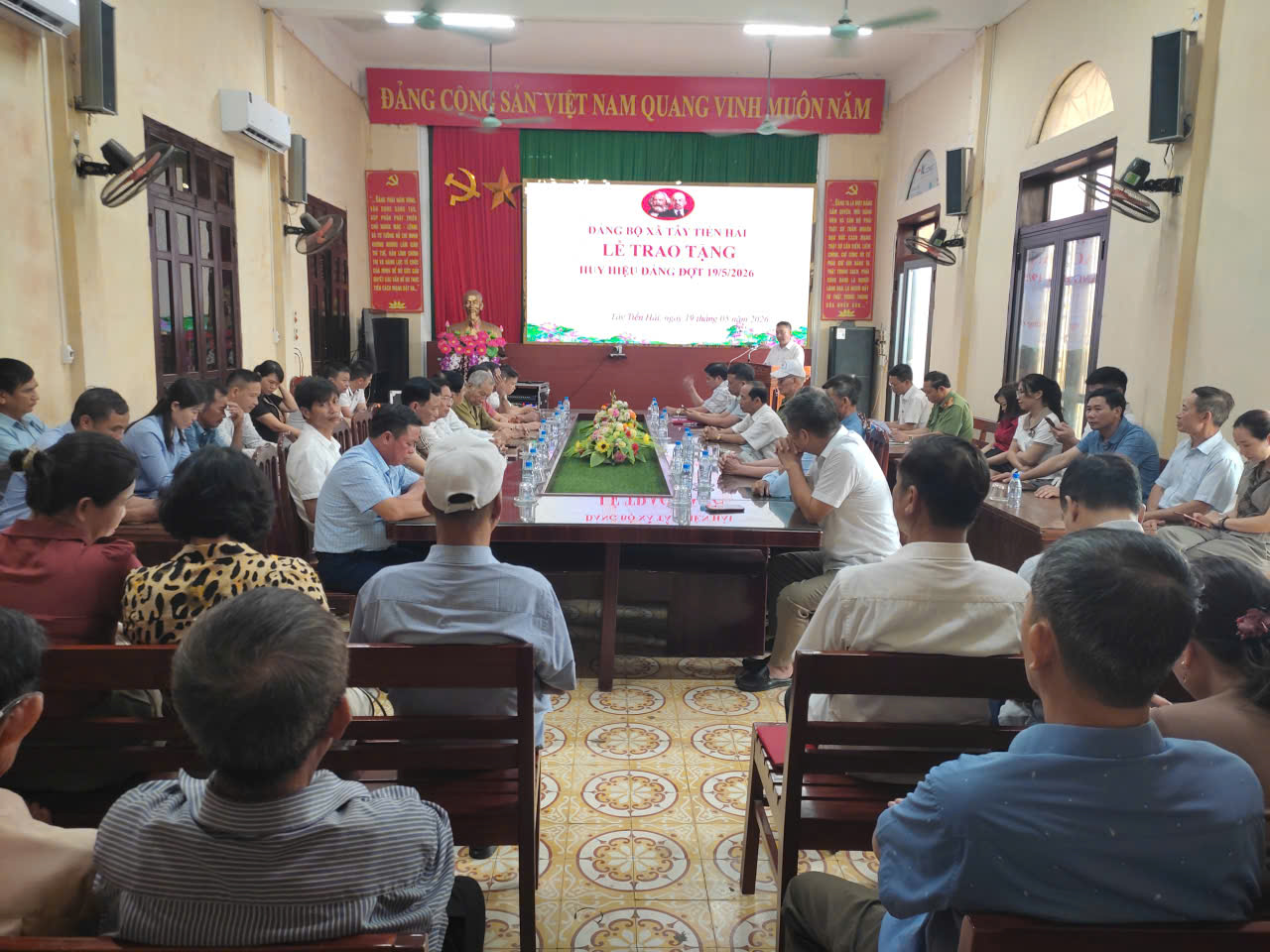 Đảng ủy xã Tây Tiền Hải tổ chức trao tặng Huy hiệu Đảng đợt 19/5