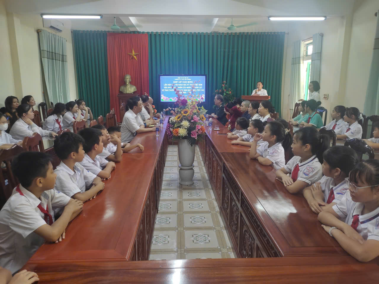 Viện Khoa học Nghiên cứu Nhân tài, Nhân lực Việt Nam trao thưởng cho học sinh tại xã Tây Tiền Hải