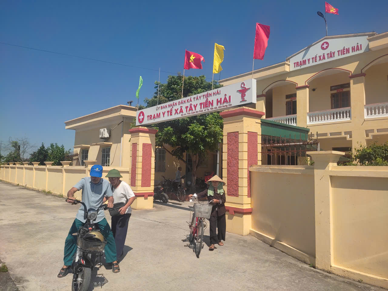 Đoàn chuyên khoa Bệnh viện Mắt Hà Nội – Hải Phòng tổ chức khám mắt miễn phí cho nhân dân trên địa bàn xã Tây Tiền Hải