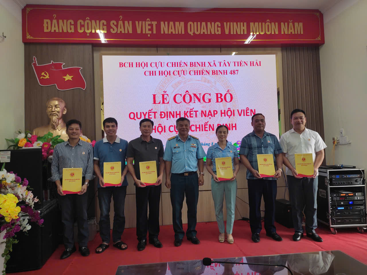 Chi hội Cựu chiến binh 487 xã Tây Tiền Hải kết nạp 8 hội viên mới