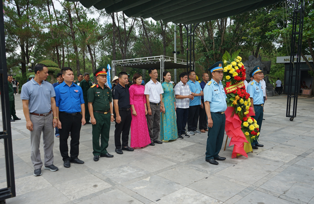 Các đồng chí Lãnh đạo xã Tây Tiền Hải dâng hương các AHLS tại nghĩa trang Liệt sĩ Trường Sơn