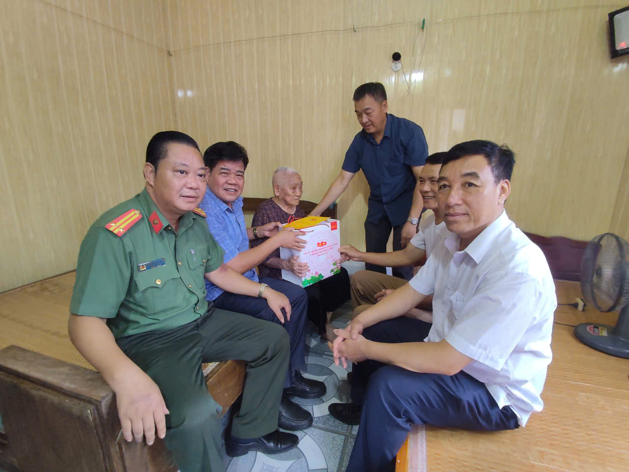 Các đồng chí lãnh đạo xã Tây Tiền Hải thăm, tặng quà người có công nhân kỷ niệm 79 năm Ngày Thương binh - Liệt sĩ