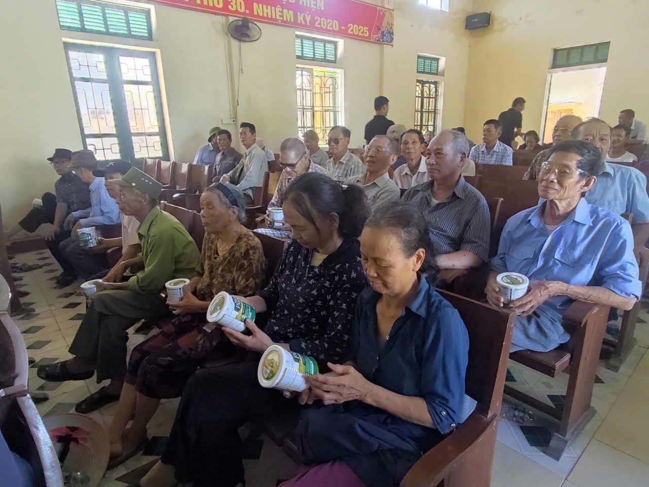 Tây Tiền Hải phối hợp trao tặng miễn phí sản phẩm dinh dưỡng Milk Pasfo cho 367 người có công và thân nhân người có công