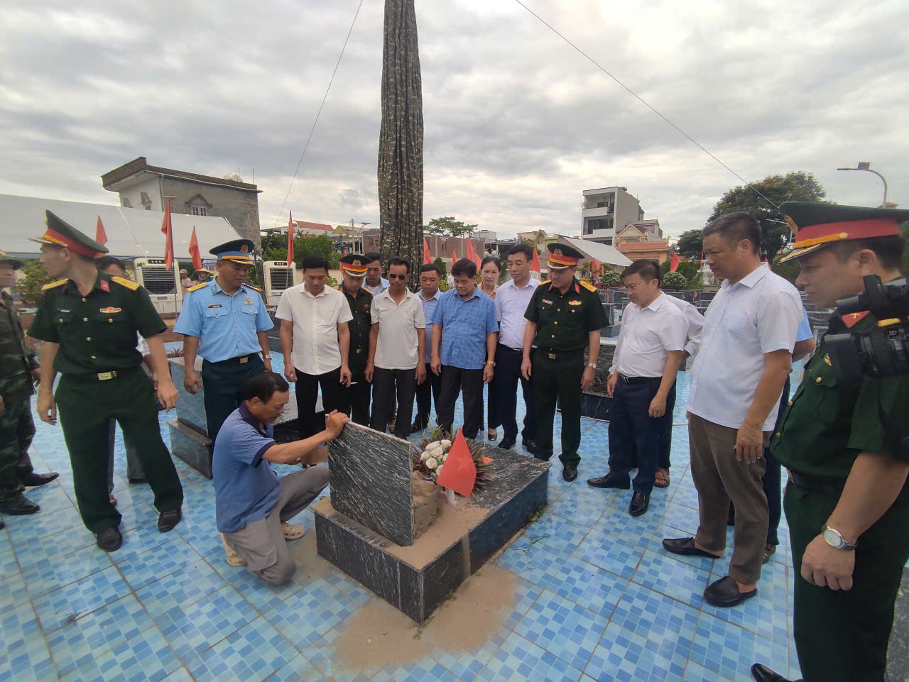 Tây Tiền Hải tiến hành khai quật, lấy mẫu ADN phần mộ liệt sĩ chưa xác định danh tính tại Nghĩa trang Liệt sĩ Phương Công