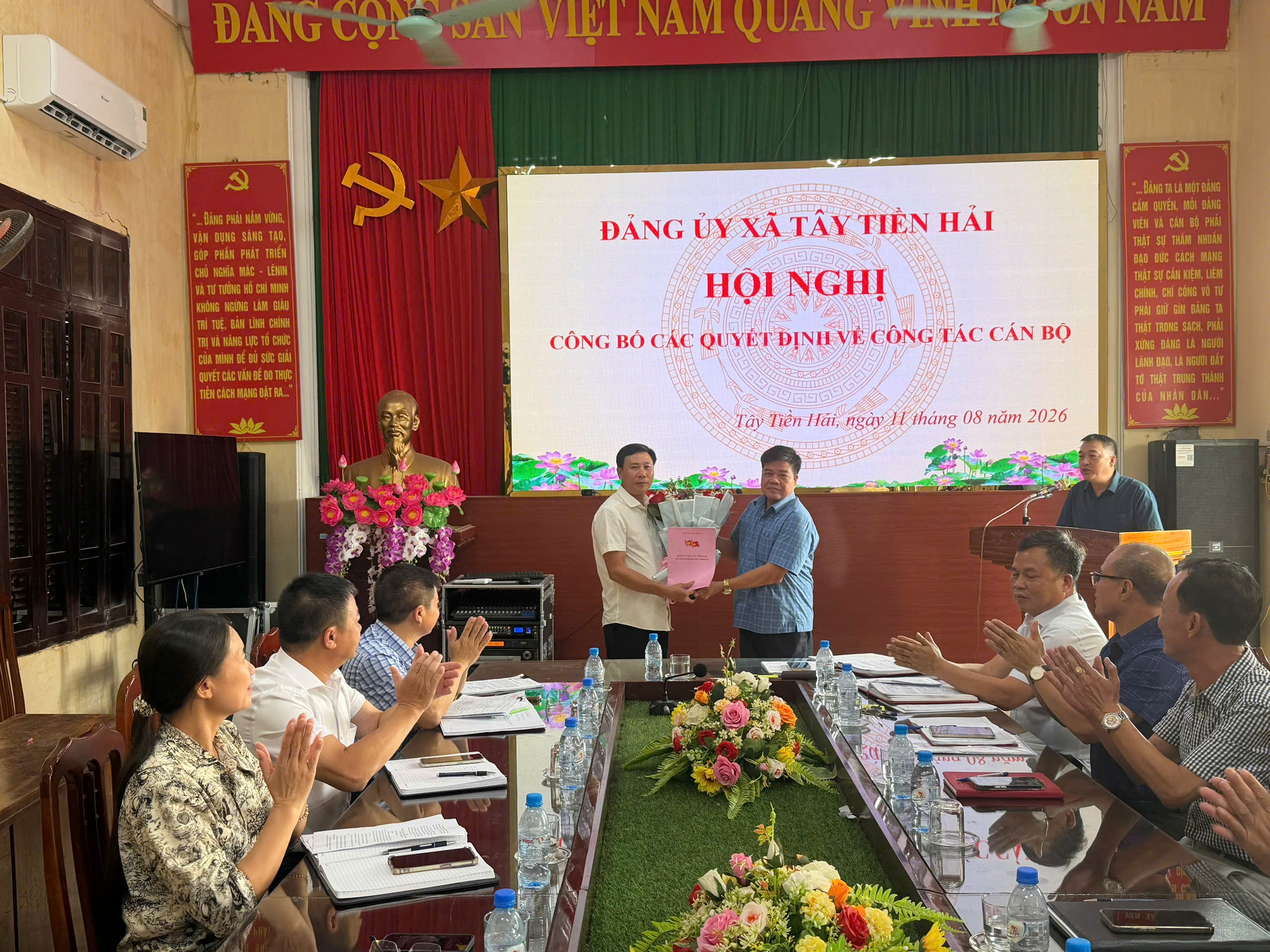 Đảng uỷ xã Tây Tiền Hải công bố quyết định chuẩn y Ủy viên Ban Thường vụ Đảng ủy xã nhiệm kỳ 2025 - 2030