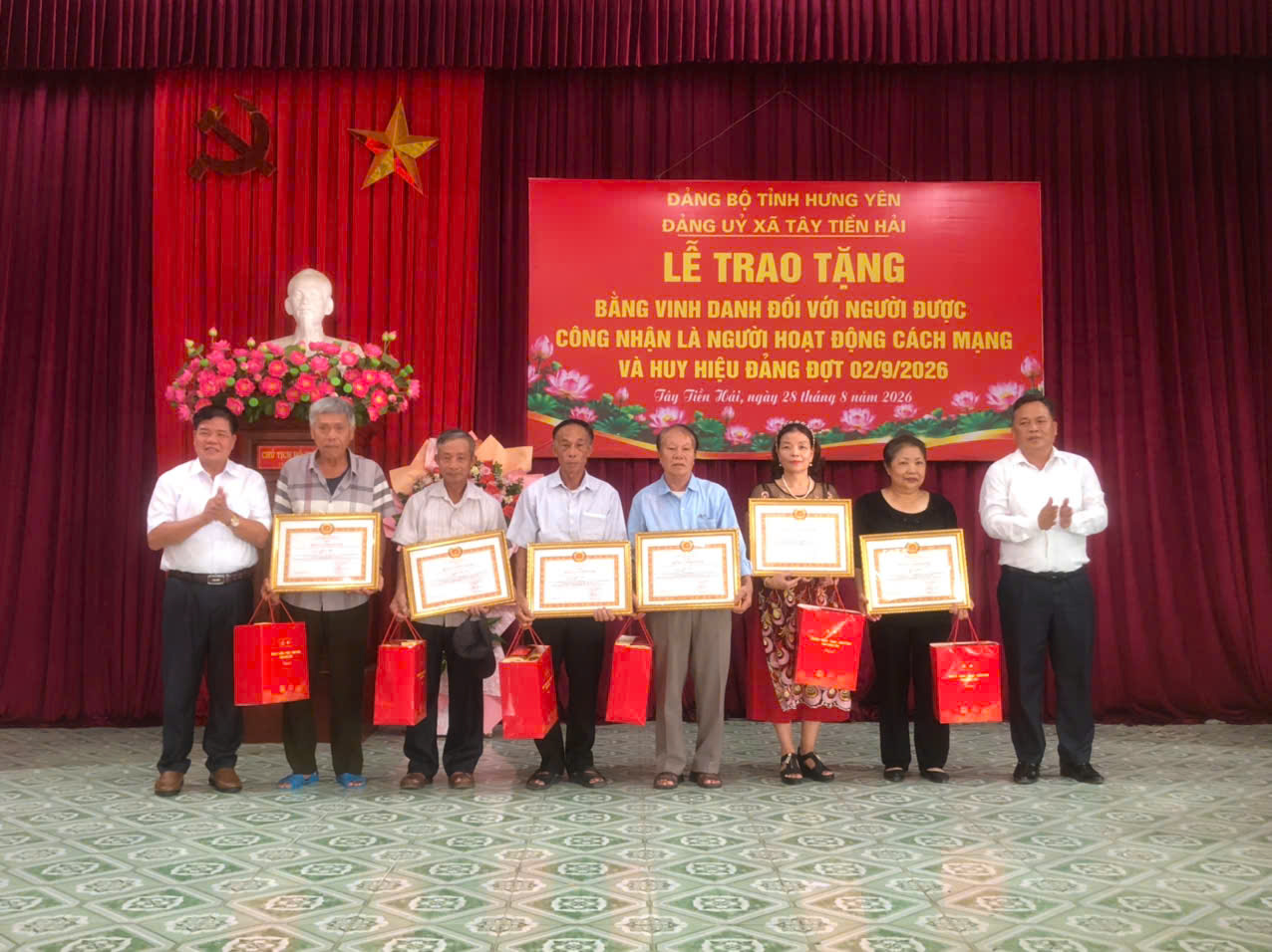 Đảng ủy xã Tây Tiền Hải Tổ chức Lễ trao tặng bằng Vinh danh và Huy hiệu Đảng đợt 2/9