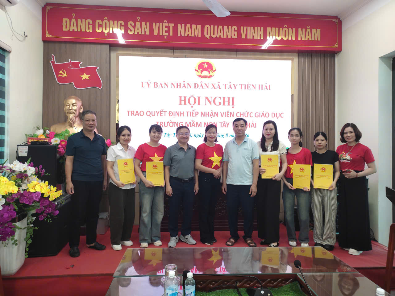 Tây Tiền Hải trao quyết định tiếp nhận 6 viên chức giáo dục Trường Mầm non Tây Tiền Hải
