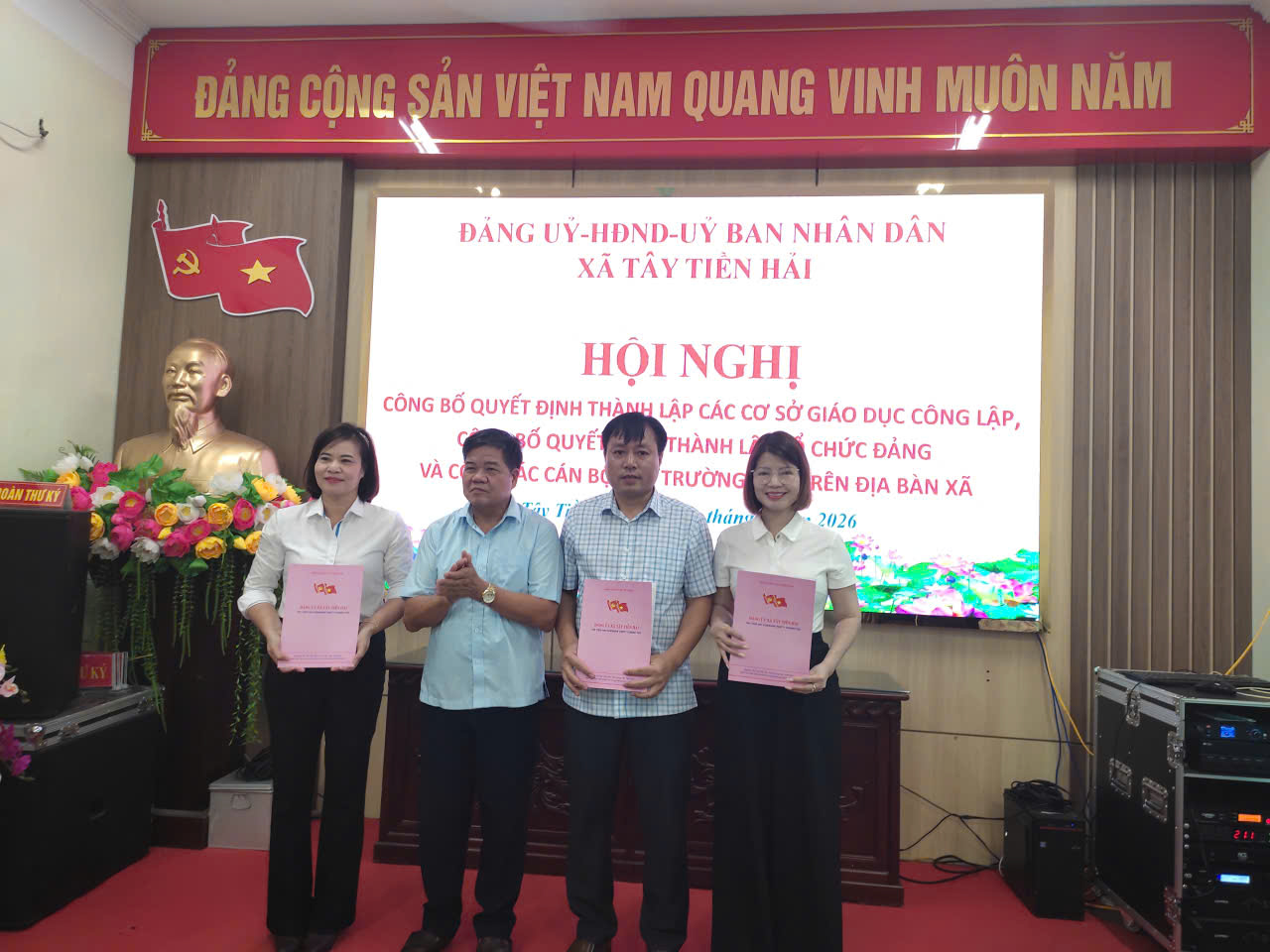 Tây Tiền Hải công bố các quyết định sắp xếp cơ sở giáo dục, thành lập tổ chức Đảng và công tác cán bộ trường học