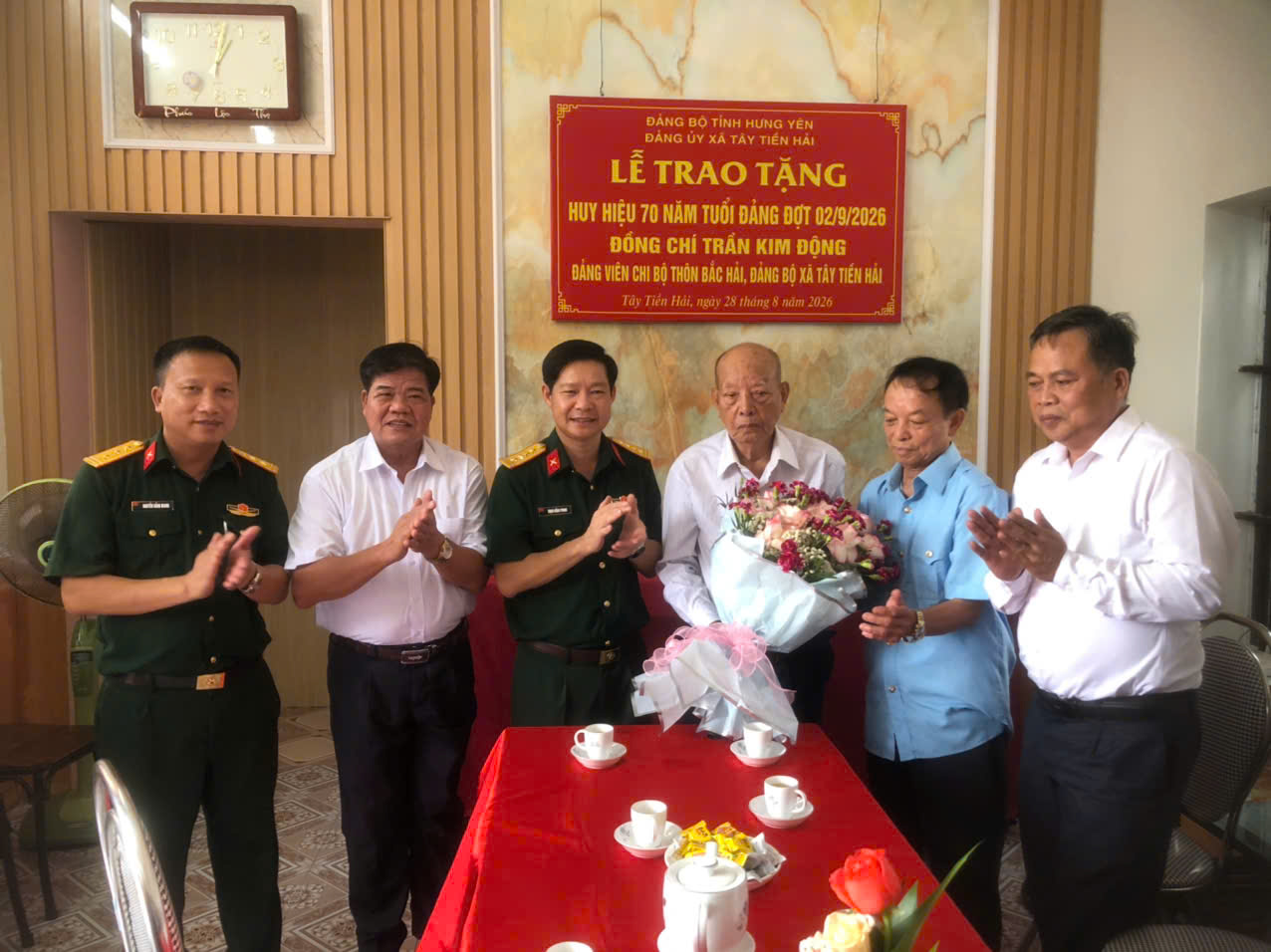 Đồng chí Trịnh Hồng Phong, UVBTV, Chỉ huy trưởng Bộ Chỉ huy Quân sự tỉnh trao tặng Huy hiệu 70 năm tuổi Đảng cho đảng viên Trần Kim Động, Chi bộ thôn Bắc Hải