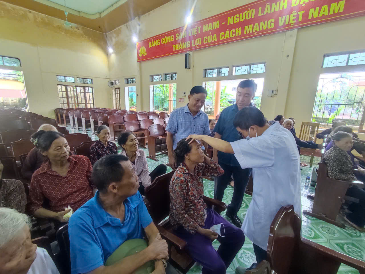 Tây Tiền Hải: Gần 300 người cao tuổi được khám, tư vấn chăm sóc sức khỏe mắt miễn phí