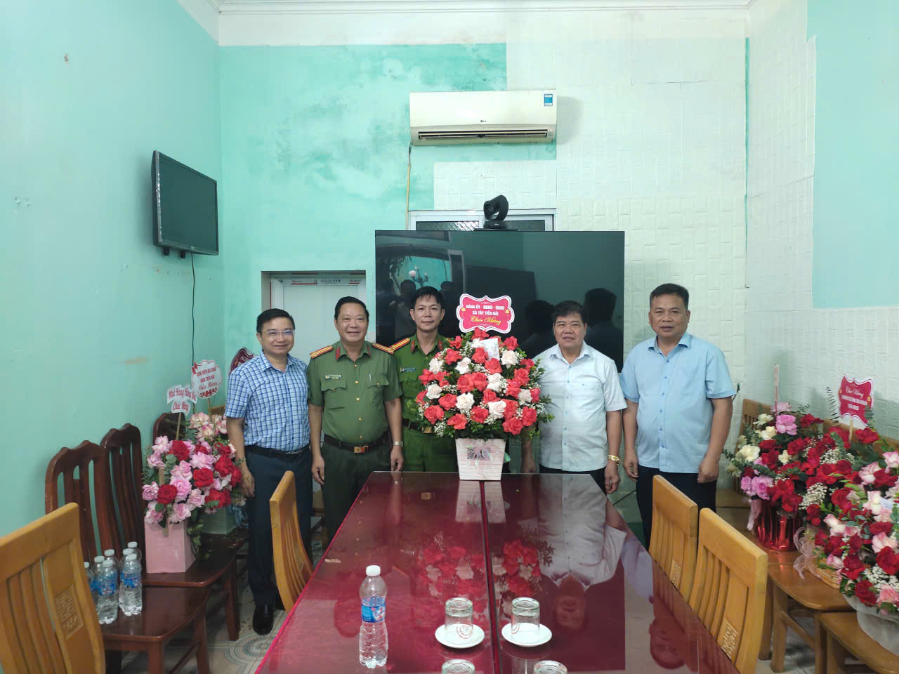 Các đồng chí Lãnh đạo xã Tây Tiền Hải tặng hoa chúc mừng Công an xã nhân Ngày truyền thống Công an nhân dân 19/8.