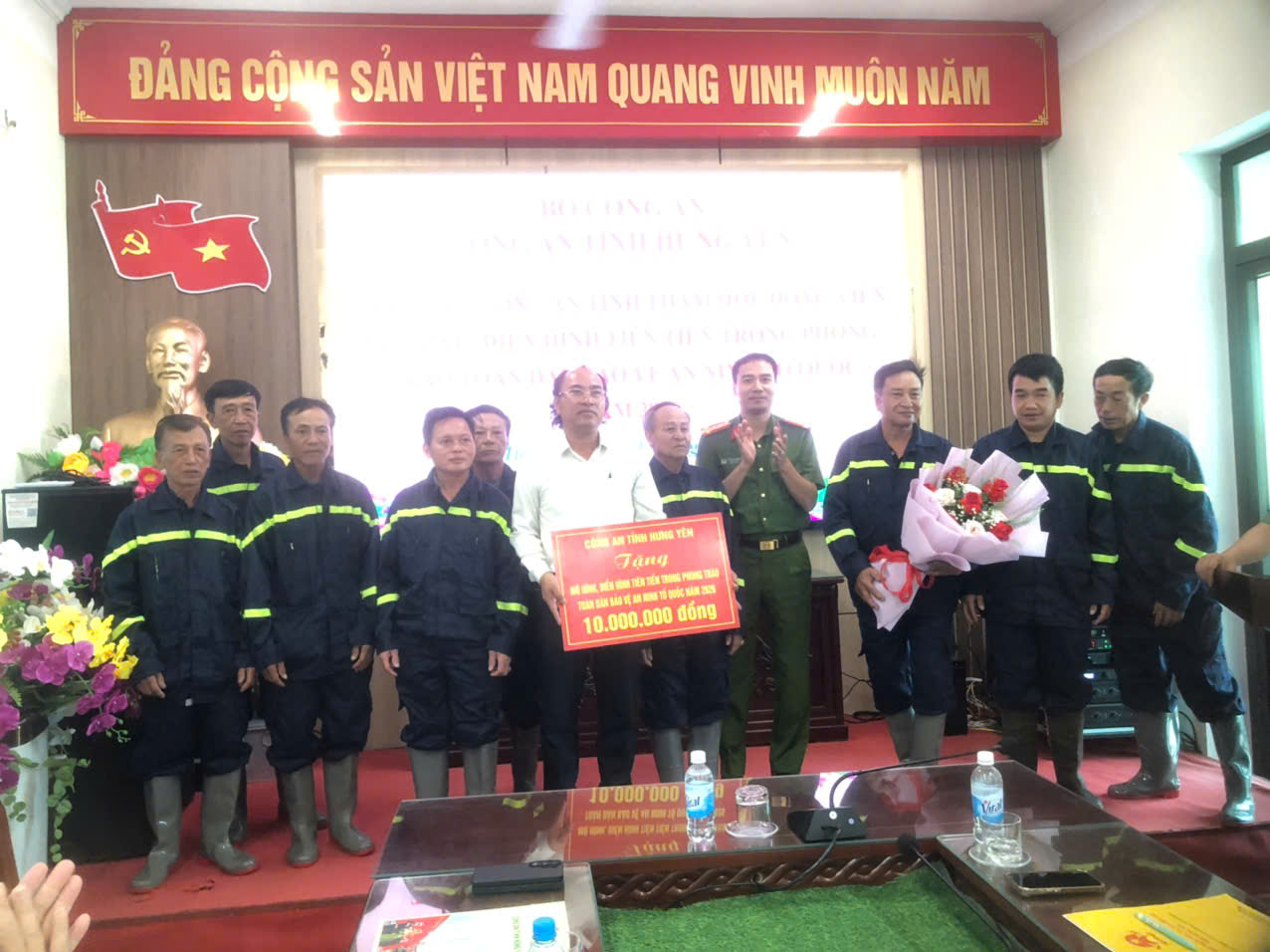 Đồng chí Phó Giám đốc Công an tỉnh thăm, tặng quà mô hình tự quản về PCCC Giáo xứ Bác Trạch