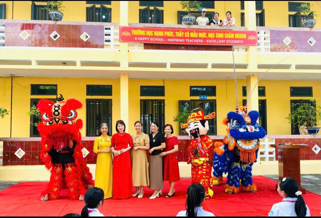 Trường Tiểu học Tây Tiền Hải tổ chức Tết Trung thu cho học sinh