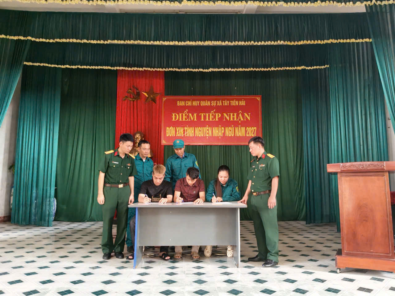Đến hết ngày 20/9, đã có 8 công dân viết đơn tình nguyện lên đường nhập ngũ.