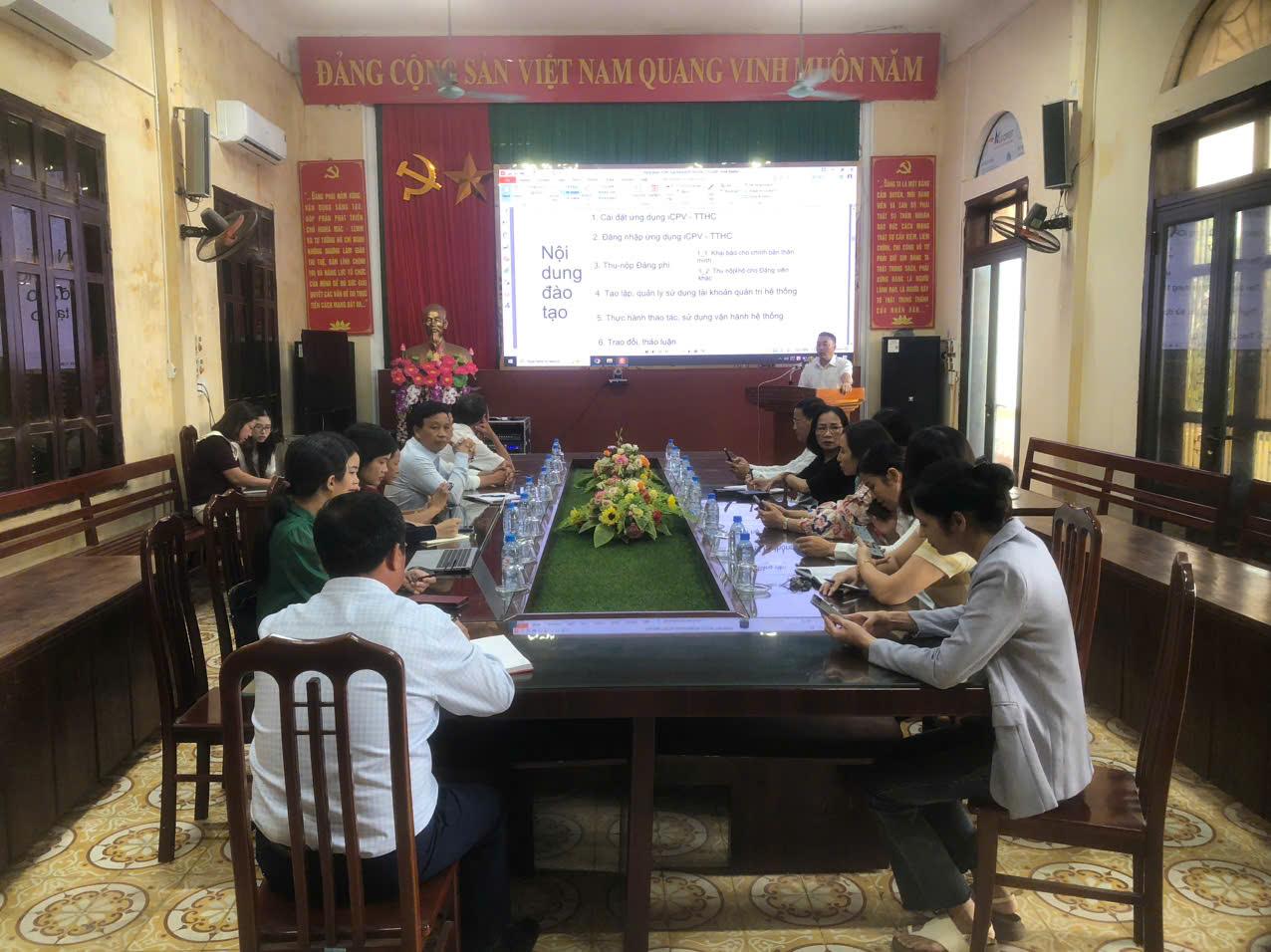 Tây Tiền Hải tập huấn thu, nộp đảng phí trên môi trường điện tử